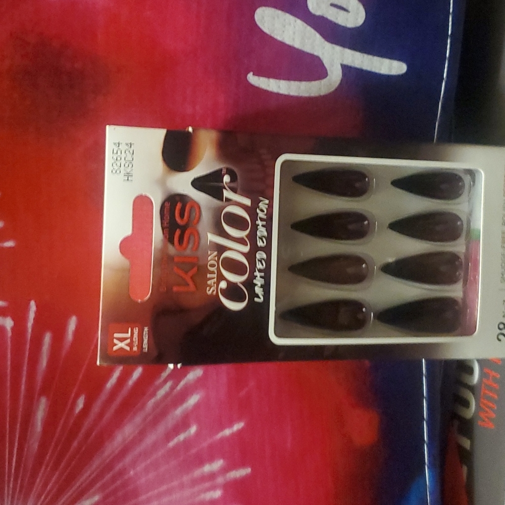Press on nails